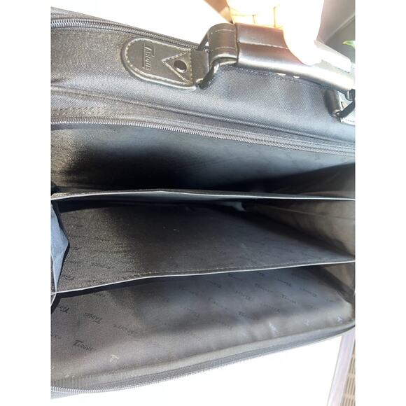 Sale!! Y2k Targus Laptop / Messenger Bag
16”x 12” x 4 aprox sale!! - Picture 10 of 17